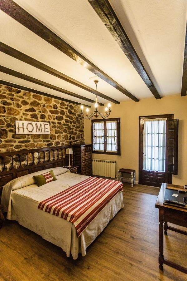 Posada Real La Montanesa Corrales De Buelna Exterior foto