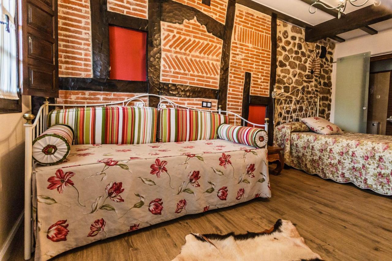 Posada Real La Montanesa Corrales De Buelna Exterior foto